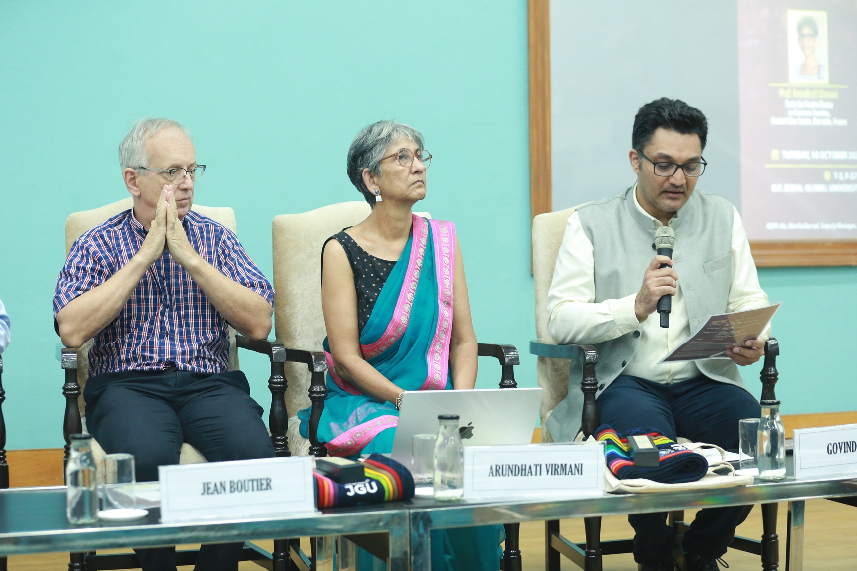 govind-singh-speaking-at-aesthetic-experiences-city-lecture-JGU